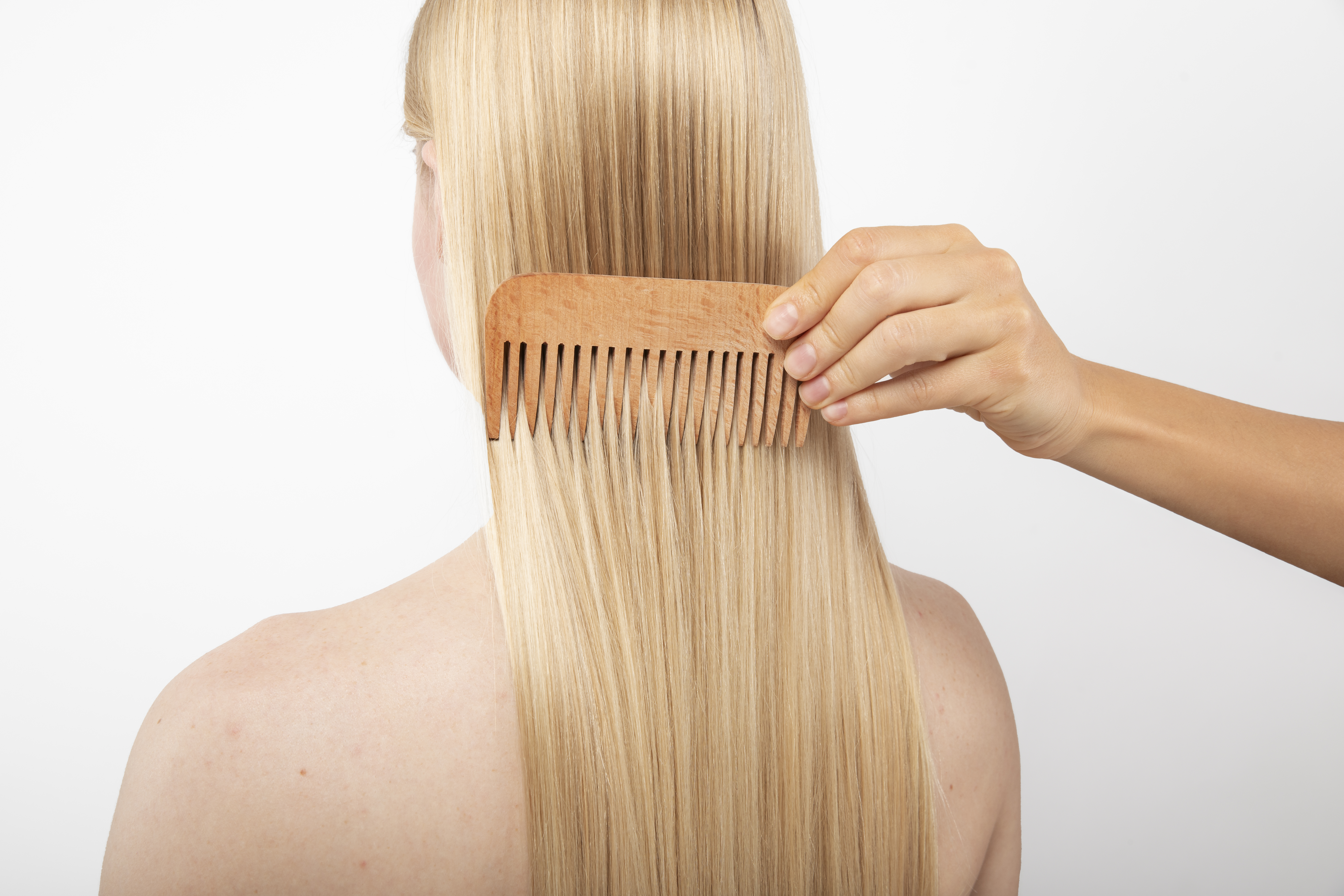 close-up-hand-using-comb.jpg